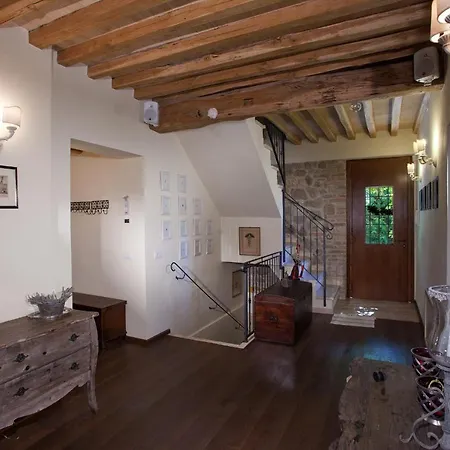 Villa Casale Delle Lavande 10, Emma Todi